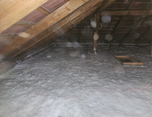 Zateplení stropu zděného rodinného domu pomocí foukané izolace